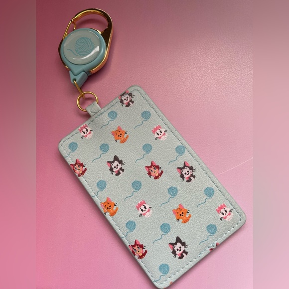 Disney retractable card holder - Picture 2 of 2